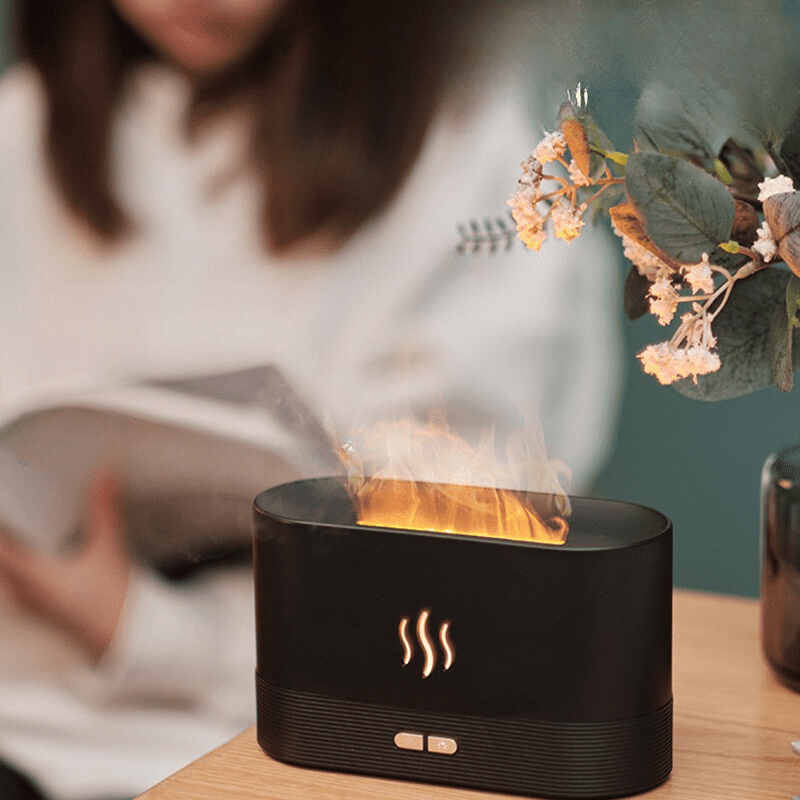 Le diffuseur d'huile essentielle à flamme COZY Flamme est aussi un humidificateur d'air et une veilleuse diffusant une lumière douce.